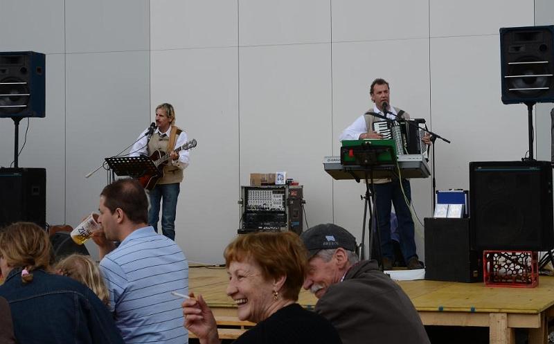 03 A Bier und a Zigaretterl duerfen auch nicht fehlen..jpg